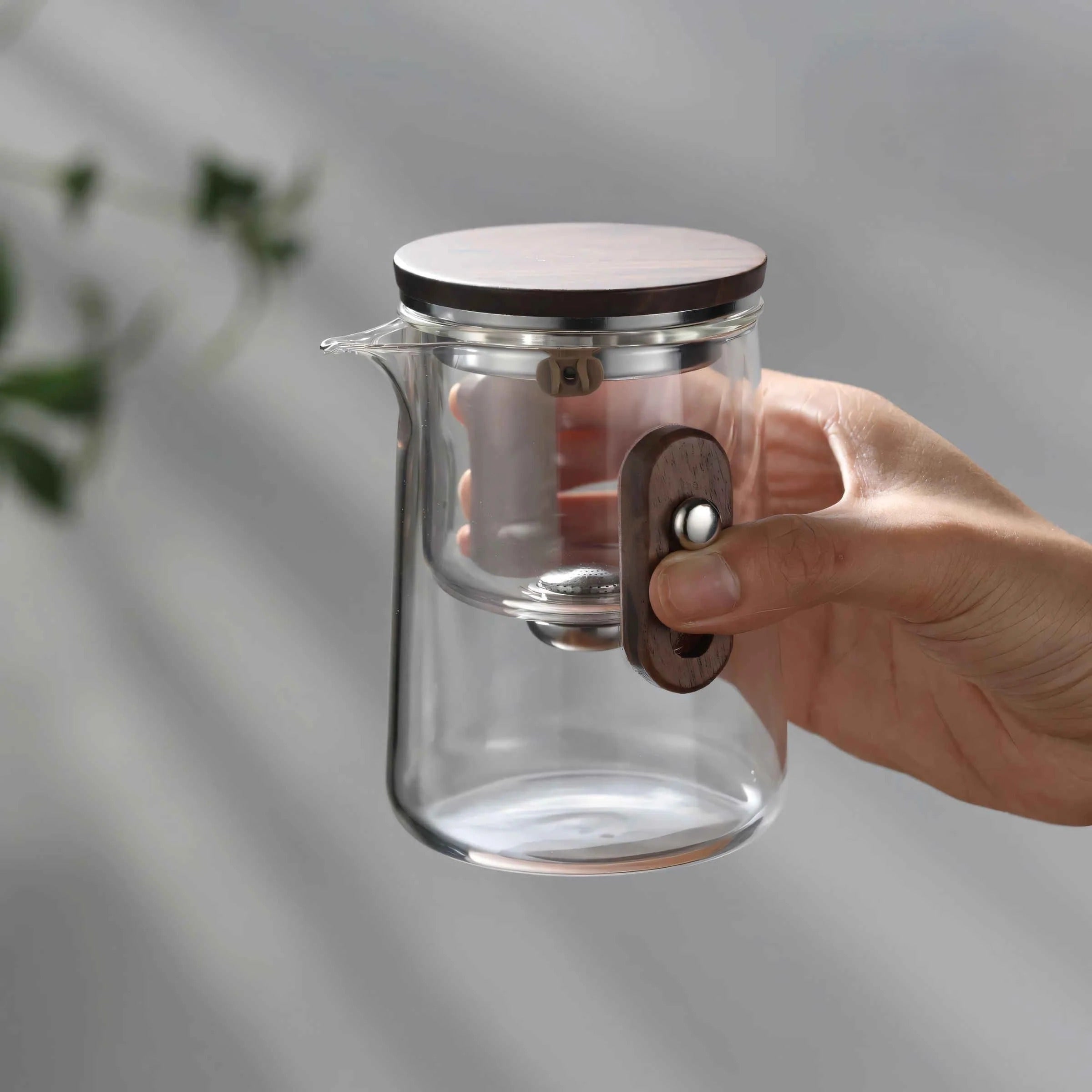 ZenVoyage compact teapot with cups